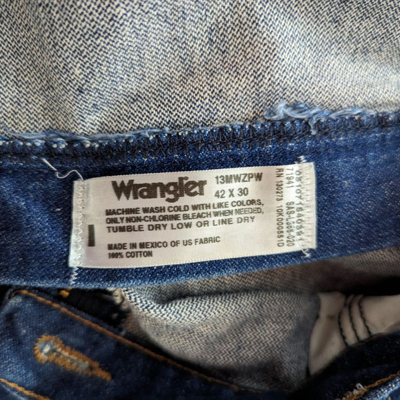 Wrangler Dark Denim Men's Jeans - Picture 2 of 13